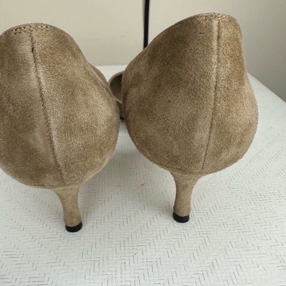 Manolo Blahnik Women's Tan Suede Pumps - Picture 7 of 9